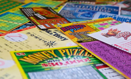 Doi oameni ai străzii au câștigat 500.000 de euro cu un loz răzuibil pe care l-au plătit cu un card furat. Cine încasează acum premiul