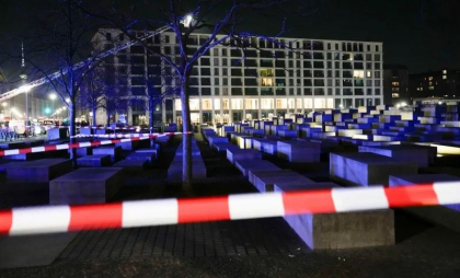Cine este suspectul care a atacat și rănit grav un turist la Memorialul Holocaustului din Berlin Cine este suspectul care a atacat și rănit grav un turist la Memorialul Holocaustului din Berlin