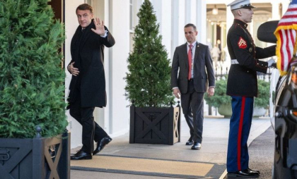 Emmanuel Macron a ajuns la Casa albă. Președintele Franței nu a fost întâmpinat de Donald Trump. Conferință comună la ora 21.00 Emmanuel Macron a ajuns la Casa albă. Președintele Franței nu a fost întâmpinat de Donald Trump. Conferință comună la ora 21.00