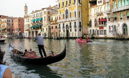 Tot mai multe destinații turistice populare sunt tentate să introducă o taxă pentru vizitatori, după exemplul Veneției