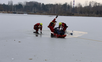 Clipe de groază pentru un pescar din capitală: S-a prăbușit sub gheața unui lac. Salvatorii au intervenit pentru a-l scoate 