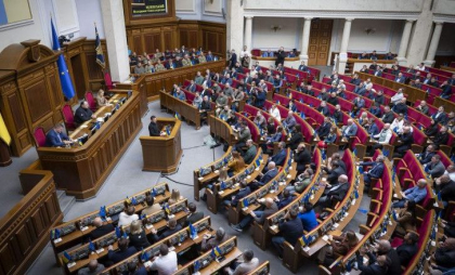Parlamentul ucrainean a ratat aprobarea unei rezoluții de sprijinire a lui Zelenski: mai avea nevoie de opt voturi pentru a fi adoptată
Parlamentul ucrainean a ratat aprobarea unei rezoluții de sprijinire a lui Zelenski: mai avea nevoie de opt voturi pentru a fi adoptată
