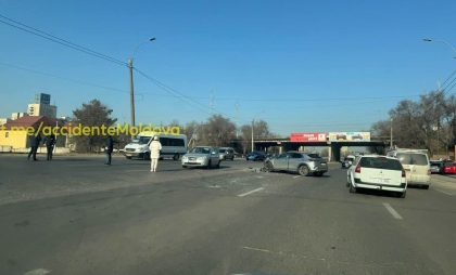 O șoferiță a ajuns la spital, după ce s-a lovit cu un alt automobil, în capitală. Ce spune poliția - FOTO