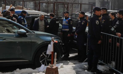 Cum a ajuns Călin Georgescu în cîrje la Parchetul General din România - GALERIE FOTO Cum a ajuns Călin Georgescu în cîrje la Parchetul General din România - GALERIE FOTO