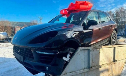 Un Porsche, găsit într-un tomberon din Rusia: A fost aruncat de un bărbat după ce l-a făcut cadou soției. Ce s-a întâmplat - FOTO Un Porsche, găsit într-un tomberon din Rusia: A fost aruncat de un bărbat după ce l-a făcut cadou soției. Ce s-a întâmplat - FOTO