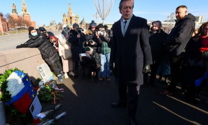 Zeci de diplomați occidentali l-au sfidat pe Putin: Au depus flori la locul în care a fost ucis opozantul Boris Nemțov