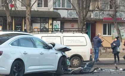 Accident violent la o intersecție din capitală: Doi șoferi s-au ales cu mașinile grav avariate. Imagini de la locul impactului - VIDEO