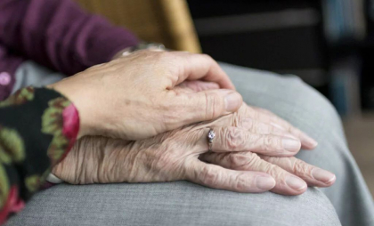 Italia îmbătrâneşte şi are doar 8,5 îngrijitori pentru fiecare 100 de persoane singure de peste 60 de ani Italia îmbătrâneşte şi are doar 8,5 îngrijitori pentru fiecare 100 de persoane singure de peste 60 de ani