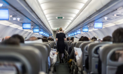 Un cuplu a fost nevoit să stea în avion lângă trupul unei pasagere care a murit în timpul unui zbor. Compania aeriană le-a oferit compensații