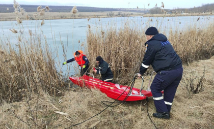 Tragedie la Ștefan Vodă. Un bărbat a murit, după ce împreună cu un prieten s-au prăbușit sub gheață, în timp ce pescuiau la copcă Tragedie la Ștefan Vodă. Un bărbat a murit, după ce împreună cu un prieten s-au prăbușit sub gheață, în timp ce pescuiau la copcă