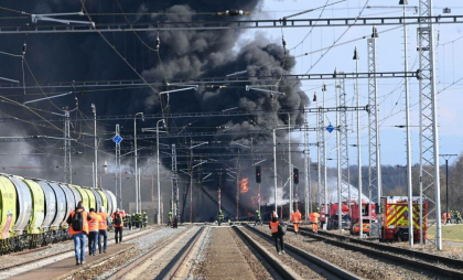 Incendiu uriaș în Cehia, după deraierea unui tren cu benzen. Au intervenit pompieri și din țara vecină - FOTO/ VIDEO