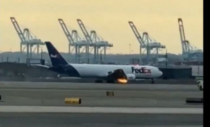 Momentul în care un avion Boeing 767 aterizează cu motorul în flăcări. „Credem că am văzut motorul căzând de pe aripa dreaptă” - VIDEO Momentul în care un avion Boeing 767 aterizează cu motorul în flăcări. „Credem că am văzut motorul căzând de pe aripa dreaptă” - VIDEO