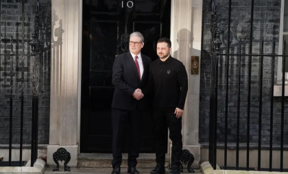 Volodimir Zelenski, primit cu aplauze la Londra, iar premierul britanic Keir Starmer l-a îmbrățișat - VIDEO
Volodimir Zelenski, primit cu aplauze la Londra, iar premierul britanic Keir Starmer l-a îmbrățișat - VIDEO