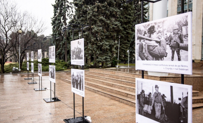 Expoziție fotografică dedicată Zilei Memoriei și Recunoștinței, deschisă în fața Guvernului - FOTO Expoziție fotografică dedicată Zilei Memoriei și Recunoștinței, deschisă în fața Guvernului - FOTO
