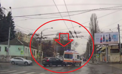 Accident violent la o intersecție din capitală: Momentul în care o mașină lovește o ambulanță cu girofarul conectat - VIDEO