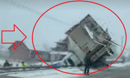 Un șofer din Republica Moldova a derapat pe șosea și a ajuns cu TIR-ul într-un șanț din Suceava Un șofer din Republica Moldova a derapat pe șosea și a ajuns cu TIR-ul într-un șanț din Suceava