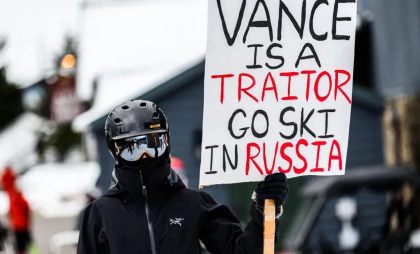 „Du-te la schi în Rusia”. Vizita lui JD Vance în stațiunea de schi din Vermont întreruptă de demonstranți pro-Ucraina - FOTO