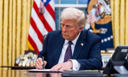 Donald Trump a semnat un decret prin care engleza devine limba oficială a Statelor Unite Donald Trump a semnat un decret prin care engleza devine limba oficială a Statelor Unite