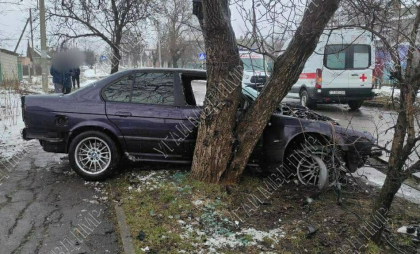 Accident în stânga Nistrului. O persoană a ajuns la spital, iar alta a fost rănită, după ce mașina în care se aflau s-a izbit de un copac - FOTO
Accident în stânga Nistrului. O persoană a ajuns la spital, iar alta a fost rănită, după ce mașina în care se aflau s-a izbit de un copac - FOTO