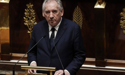 Premierul francez a denunţat „brutalitatea” lui Trump şi a lăudat „onoarea” lui Zelenski în faţa Adunării Naţionale de la Paris