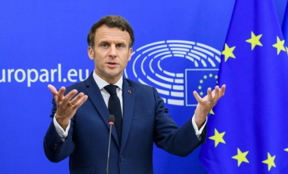 Emmanuel Macron spune că va deschide o dezbatere privind extinderea umbrelei nucleare a Franței la aliații europeni Emmanuel Macron spune că va deschide o dezbatere privind extinderea umbrelei nucleare a Franței la aliații europeni