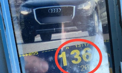 Un şofer - tras pe dreapta pentru că se deplasa cu viteza excesivă printr-o localitate din raionul Sîngerei. Ce pedeapsă ar putea primi tânărul - FOTO