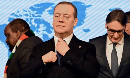 Dmitri Medvedev vorbește de o „înfrângere maximă” pentru Ucraina după ultimele comentarii ale lui Donald Trump Dmitri Medvedev vorbește de o „înfrângere maximă” pentru Ucraina după ultimele comentarii ale lui Donald Trump