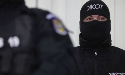 Alertă în România: Șase persoane au fost reținute într-un dosar de trădare. DIICOT: Suspecții erau organizați militar și voiau să dea o lovitură de stat Alertă în România: Șase persoane au fost reținute într-un dosar de trădare. DIICOT: Suspecții erau organizați militar și voiau să dea o lovitură de stat