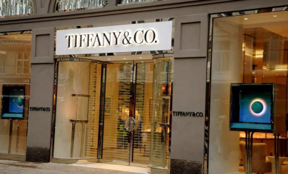 Un bărbat ar fi înghițit cercei Tiffany în valoare de 769.000 de dolari, după un jaf la un magazin din Florida