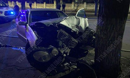 Accident în stânga Nistrului: Două persoane au fost rănite, iar una a ajuns la spital, după ce mașina în care se aflau s-a lovit de un copac - FOTO Accident în stânga Nistrului: Două persoane au fost rănite, iar una a ajuns la spital, după ce mașina în care se aflau s-a lovit de un copac - FOTO