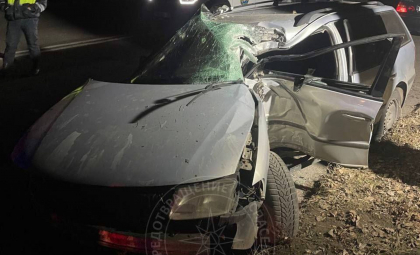 Accident grav în stânga Nistrului. Un șofer - transportat la spital, după ce a ajuns cu mașina într-un stâlp. Imagini de la locul impactului - FOTO/VIDEO Accident grav în stânga Nistrului. Un șofer - transportat la spital, după ce a ajuns cu mașina într-un stâlp. Imagini de la locul impactului - FOTO/VIDEO