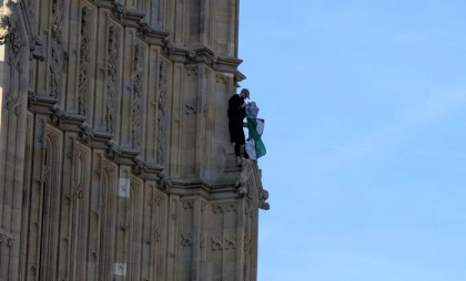Un bărbat a escaladat turnul Big Ben din Londra cu un drapel palestinian - VIDEO