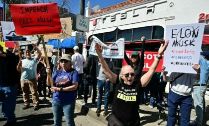 Proteste anti-Musk în SUA. Americanii au ieșit în stradă, după valul de concedieri din Departamentul condus de miliardar Proteste anti-Musk în SUA. Americanii au ieșit în stradă, după valul de concedieri din Departamentul condus de miliardar