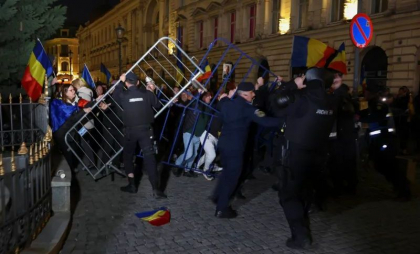 Incidente violente în fața sediului Biroului Electoral Central român. Manifestanții pro-Georgescu au forțat cordonul de ordine, un jandarm a fost dus la spital. Unii protestatari au rupt bucăţi de caldarâm ca să le arunce în jandarmi Incidente violente în fața sediului Biroului Electoral Central român. Manifestanții pro-Georgescu au forțat cordonul de ordine, un jandarm a fost dus la spital. Unii protestatari au rupt bucăţi de caldarâm ca să le arunce în jandarmi