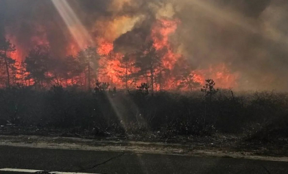 Guvernatorul New York-ului declară stare de urgenţă în urma incendiilor de pădure pe Long Island Guvernatorul New York-ului declară stare de urgenţă în urma incendiilor de pădure pe Long Island