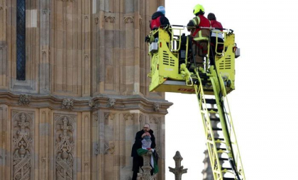 Activistul palestinian care a escaladat turnul Big Ben a fost arestat după 16 ore petrecute la înălțime Activistul palestinian care a escaladat turnul Big Ben a fost arestat după 16 ore petrecute la înălțime