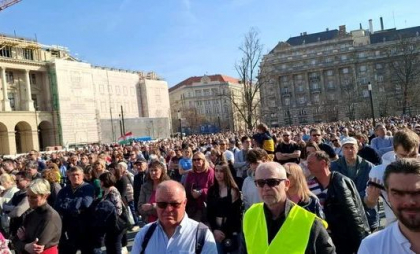 Protest masiv la Budapesta. Oamenii cer „norme europene de asistenţă medicală” Protest masiv la Budapesta. Oamenii cer „norme europene de asistenţă medicală”