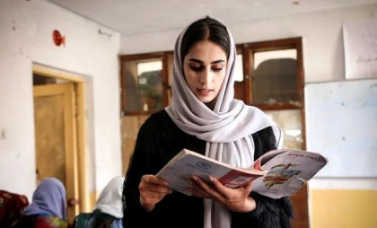 Femeile afgane care au fugit de talibani pentru a studia în străinătate riscă să fie deportate după înghețarea USAID