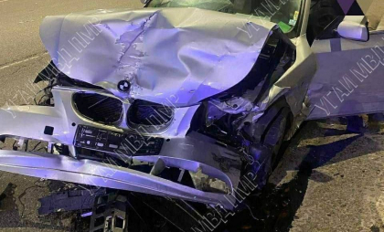 Șoferul unui BMW a ajuns la spital, după ce a fost lovit de un alt automobil, la Tighina. Imagini cu mașinile practic distruse - FOTO Șoferul unui BMW a ajuns la spital, după ce a fost lovit de un alt automobil, la Tighina. Imagini cu mașinile practic distruse - FOTO