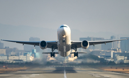 Alertă cu bombă pe aeroportul din Strasbourg. Europarlamentari români au rămas blocați la bordul unui avion din București