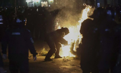 13 jandarmi au fost răniţi în confruntările cu susținătorii lui Georgescu. Poliția cere ajutor pentru identificarea agresorilor