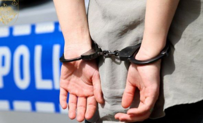 A pătruns în casa unui cuplu, împreună cu doi complici, i-a agresat și furat bani și bunuri. Cu ce pedeapsă s-a ales un tânăr de 18 ani 

