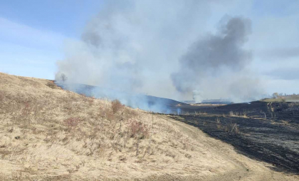 Două cazuri de incendiere intenționată a pășunilor - depistate la Rîșcani. Mai mulți pompieri și inspectori de mediu au intervenit. Precizările IPM - FOTO