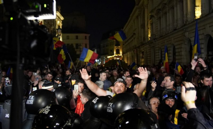 Proteste violente în centrul Bucureștiului, după ce Biroul Eelectoral Cenral român a respins candidatura lui Călin Georgescu. Tot ce s-a întâmplat: petarde, incendii și o mașină a Digi 24 răsturnată de manifestanți – VIDEO Proteste violente în centrul Bucureștiului, după ce Biroul Eelectoral Cenral român a respins candidatura lui Călin Georgescu. Tot ce s-a întâmplat: petarde, incendii și o mașină a Digi 24 răsturnată de manifestanți – VIDEO