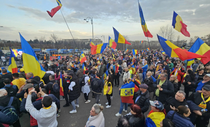 Circa 200 de persoane s-au adunat în fața Curții Constituționale de la București, unde scandează lozinci și cer „dreptate” rostind în cor rugăciuni - VIDEO