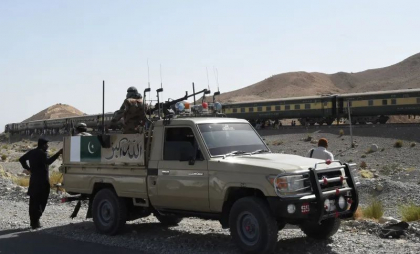 Peste 450 de pasageri ai unui tren au fost luați ostatici de separatiștii din Pakistan. Trenul, oprit cu focuri de armă