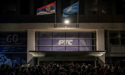 Sute de manifestanți sârbi au blocat posturile publice de televiziune și radio în semn de protest față de dezinformarea despre mișcarea studențească Sute de manifestanți sârbi au blocat posturile publice de televiziune și radio în semn de protest față de dezinformarea despre mișcarea studențească