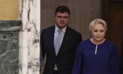 Consultantul lui Călin Georgescu, Anton Pisaroglu, care a lucrat şi cu Viorica Dăncilă, George Simion şi Nicuşor Dan, şi-a anunţat candidatura la alegerile prezidenţiale din România - VIDEO Consultantul lui Călin Georgescu, Anton Pisaroglu, care a lucrat şi cu Viorica Dăncilă, George Simion şi Nicuşor Dan, şi-a anunţat candidatura la alegerile prezidenţiale din România - VIDEO