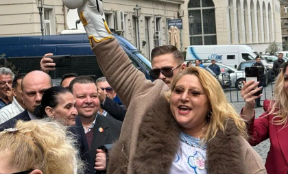Diana Şoşoacă a venit la BEC cu mănuși de box să-și depună candidatura la prezidențiale din România: „Am venit să mă lupt cu sistemul” - VIDEO