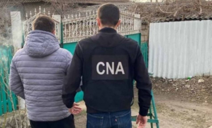 Percheziții la Orhei. Doi bărbați, printre care un fost angajat al unei școli auto, reținuți, după ce ar fi cerut mită în schimbul perfectării unui permis de conducere